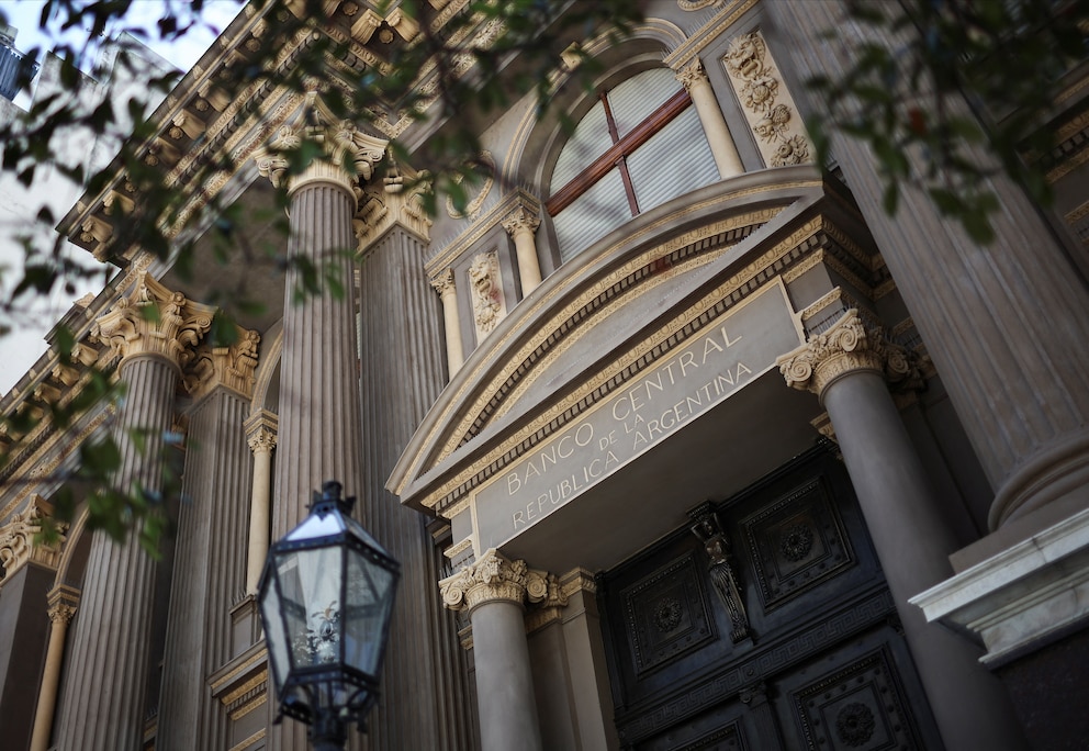 Una imagen muestra la antigua fachada del Banco Central de Argentina tras su restauración, en Buenos Aires, Argentina. REUTERS/Agustín Marcarian